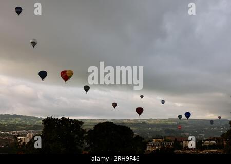 Bristol, Royaume-Uni. 11 août 2023. Montgolfières vues flottant au-dessus de la ville. Bristol International Balloon Fiest est la plus grande réunion de montgolfières d'Europe, attirant plus de 100 000 montgolfières du monde entier. Cette année, il y a des ballons de représentants de Taiwan. En plus de regarder des ballons, il y a aussi différentes activités telles que des manèges à grande échelle et des activités de stand. (Image de crédit : © Wong Yat HIM/SOPA Images via ZUMA Press Wire) USAGE ÉDITORIAL SEULEMENT! Non destiné à UN USAGE commercial ! Banque D'Images