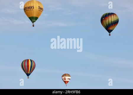 Bristol, Royaume-Uni. 11 août 2023. Montgolfières vues flottant au-dessus de la ville. Bristol International Balloon Fiest est la plus grande réunion de montgolfières d'Europe, attirant plus de 100 000 montgolfières du monde entier. Cette année, il y a des ballons de représentants de Taiwan. En plus de regarder des ballons, il y a aussi différentes activités telles que des manèges à grande échelle et des activités de stand. (Image de crédit : © Wong Yat HIM/SOPA Images via ZUMA Press Wire) USAGE ÉDITORIAL SEULEMENT! Non destiné à UN USAGE commercial ! Banque D'Images