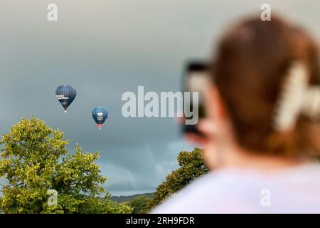 Bristol, Royaume-Uni. 11 août 2023. Montgolfières vues flottant au-dessus de la ville. Bristol International Balloon Fiest est la plus grande réunion de montgolfières d'Europe, attirant plus de 100 000 montgolfières du monde entier. Cette année, il y a des ballons de représentants de Taiwan. En plus de regarder des ballons, il y a aussi différentes activités telles que des manèges à grande échelle et des activités de stand. (Image de crédit : © Wong Yat HIM/SOPA Images via ZUMA Press Wire) USAGE ÉDITORIAL SEULEMENT! Non destiné à UN USAGE commercial ! Banque D'Images