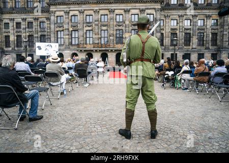 AMSTERDAM - visiteurs lors de la commémoration Indie sur la place du Dam. Il commémore la reddition du Japon en 1945, qui a mis fin à la Seconde Guerre mondiale Cela a également mis fin à l'occupation japonaise en Indonésie. ANP JEROEN JUMELET pays-bas Out - belgique Out Banque D'Images