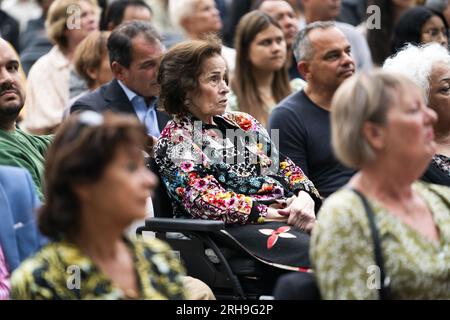 AMSTERDAM - visiteurs lors de la commémoration Indie sur la place du Dam. Il commémore la reddition du Japon en 1945, qui a mis fin à la Seconde Guerre mondiale Cela a également mis fin à l'occupation japonaise en Indonésie. ANP JEROEN JUMELET pays-bas Out - belgique Out Banque D'Images