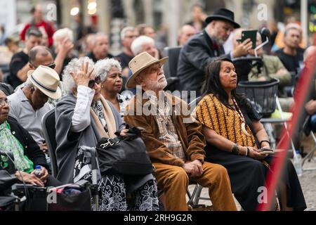 AMSTERDAM - visiteurs lors de la commémoration Indie sur la place du Dam. Il commémore la reddition du Japon en 1945, qui a mis fin à la Seconde Guerre mondiale Cela a également mis fin à l'occupation japonaise en Indonésie. ANP JEROEN JUMELET pays-bas Out - belgique Out Banque D'Images