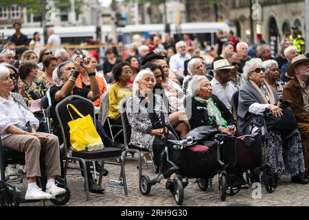 AMSTERDAM - visiteurs lors de la commémoration Indie sur la place du Dam. Il commémore la reddition du Japon en 1945, qui a mis fin à la Seconde Guerre mondiale Cela a également mis fin à l'occupation japonaise en Indonésie. ANP JEROEN JUMELET pays-bas Out - belgique Out Banque D'Images