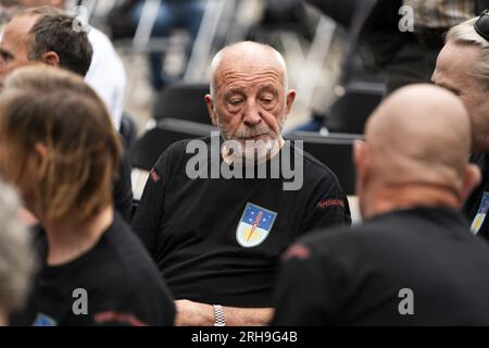 AMSTERDAM - visiteurs lors de la commémoration Indie sur la place du Dam. Il commémore la reddition du Japon en 1945, qui a mis fin à la Seconde Guerre mondiale Cela a également mis fin à l'occupation japonaise en Indonésie. ANP JEROEN JUMELET pays-bas Out - belgique Out Banque D'Images