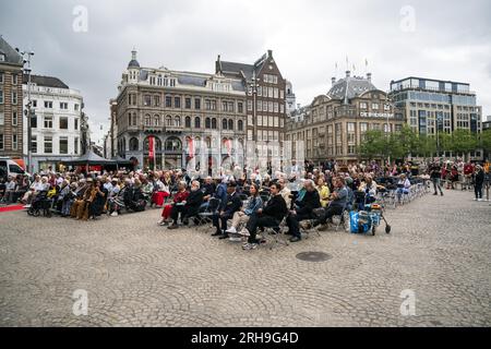 AMSTERDAM - visiteurs lors de la commémoration Indie sur la place du Dam. Il commémore la reddition du Japon en 1945, qui a mis fin à la Seconde Guerre mondiale Cela a également mis fin à l'occupation japonaise en Indonésie. ANP JEROEN JUMELET pays-bas Out - belgique Out Banque D'Images