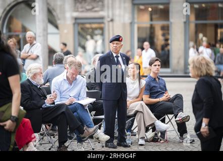 AMSTERDAM - visiteurs lors de la commémoration Indie sur la place du Dam. Il commémore la reddition du Japon en 1945, qui a mis fin à la Seconde Guerre mondiale Cela a également mis fin à l'occupation japonaise en Indonésie. ANP JEROEN JUMELET pays-bas Out - belgique Out Banque D'Images