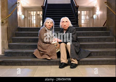 Édimbourg, Écosse, Royaume-Uni. 15 août 2023. Lauréat du prix Edinburgh Fringe : André et Dorine, Cast Members à George Street Gardens. À travers le mouvement et les masques, cette œuvre profondément émotionnelle et non verbale suit un couple d’artistes âgés alors qu’une maladie les oblige à revivre et à réinventer leur amour. Le spectacle se déroule actuellement à la salle de bal Assembly Rooms. Vu ici sur les marches de la salle de bal. Crédit Craig Brown/Alamy Live News Banque D'Images