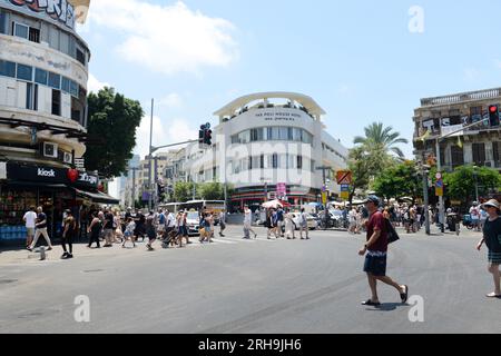 Piétons traversant la rue Allenby à tel-Aviv, Israël. Banque D'Images