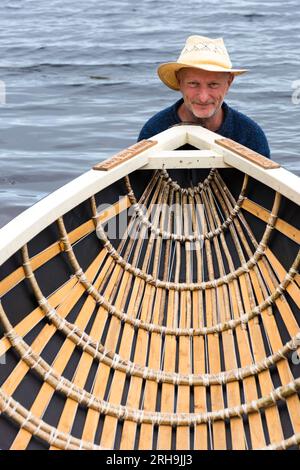 Hugh McMahon avec son bateau traditionnel à cassis construit à la main, Ardara, comté de Donegal, Irlande Banque D'Images