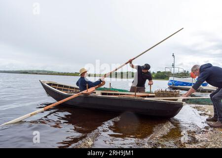 Lancement du bateau traditionnel à currach construit à la main, Ardara, comté de Donegal, Irlande Banque D'Images