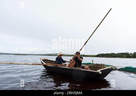 Lancement du bateau traditionnel à currach construit à la main, Ardara, comté de Donegal, Irlande Banque D'Images