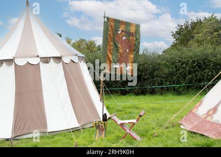 Kenilworth Angleterre 07 29 2023 drapeau et bouclier chevalier le Wyvern de Kenilworth à côté des tentes avant le tournoi Banque D'Images