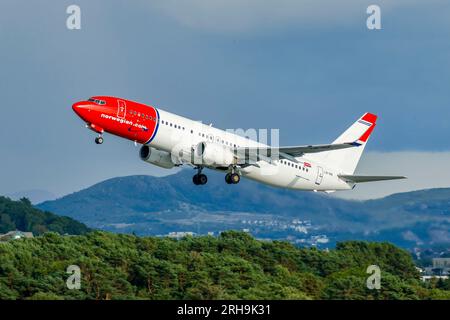 Sola 20230802.Un Boeing 737-800 de Norwegian, portant le numéro d'identification LN-NIK, décolle de l'aéroport de Stavanger Sola. Photo : Paul Kleiven / NTB Banque D'Images
