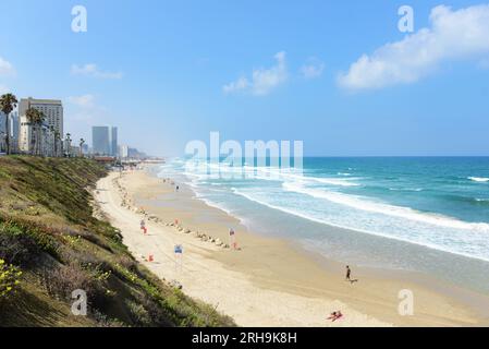 La belle plage de Bat Yam, Israël. Banque D'Images