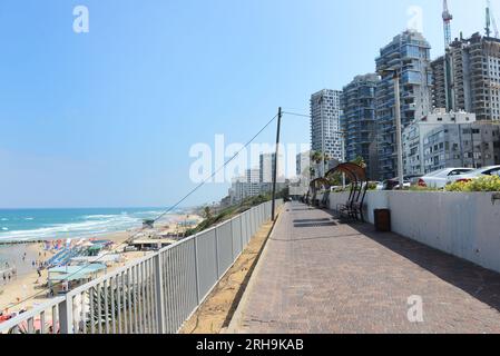 La promenade du front de mer à Bat Yam, Israël. Banque D'Images