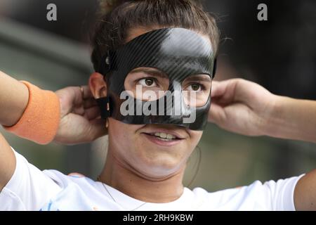 AMSTELVEEN - Frederique Matla des femmes de hockey hollandais lors de la dernière formation avant le championnat d'Europe de hockey à Monchengladbach, Allemagne. Elle s'entraîne avec un masque pour récupérer d'un nez cassé. ANP OLAF KRAAK Banque D'Images