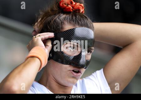 AMSTELVEEN - Frederique Matla des femmes de hockey hollandais lors de la dernière formation avant le championnat d'Europe de hockey à Monchengladbach, Allemagne. Elle s'entraîne avec un masque pour récupérer d'un nez cassé. ANP OLAF KRAAK Banque D'Images