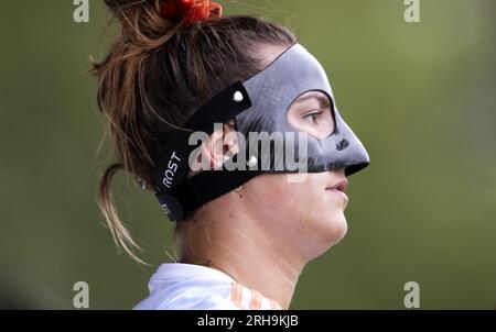 AMSTELVEEN - Frederique Matla des femmes de hockey hollandais lors de la dernière formation avant le championnat d'Europe de hockey à Monchengladbach, Allemagne. Elle s'entraîne avec un masque pour récupérer d'un nez cassé. ANP OLAF KRAAK Banque D'Images