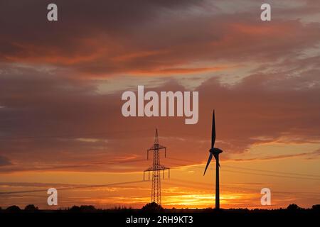 Rémanence, nuages, pylône, centrale éolienne, Melbeck, commune d'Ilmenau, Basse-Saxe, Allemagne Banque D'Images