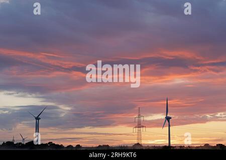 Rémanence, nuages, pylône, centrale éolienne, Melbeck, commune d'Ilmenau, Basse-Saxe, Allemagne Banque D'Images