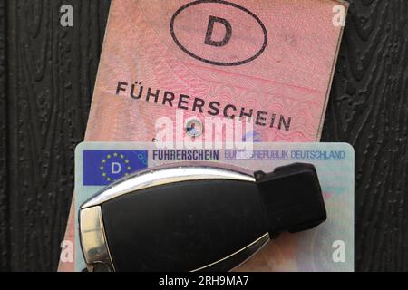 Un ancien et nouveau permis de conduire allemand avec l'inscription 'Führerschein' et une clé de voiture Banque D'Images