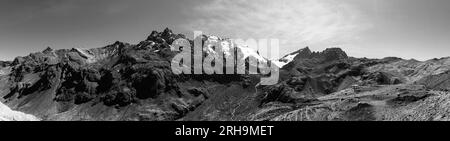 Vue panoramique sur le chemin de Vinicunca (Rainbow Mountain) dans B/W, Pérou Banque D'Images