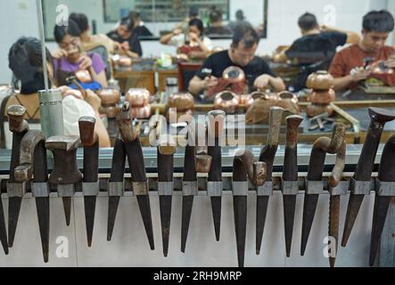 (230815) -- NANCHANG, 15 août 2023 (Xinhua) -- cette photo prise le 9 août 2023 montre divers supports en fer, qui sont utilisés pour contenir des marchandises en cuivre pendant la gravure, exposés à la société de Huang Junjun dans la ville de Guixi, province de Jiangxi dans l'est de la Chine. Gravure sur cuivre, ou sculpture sur cuivre, un métier d'utilisation de couteaux pour sculpter des motifs sur des marchandises en cuivre, a une histoire d'environ 1 000 ans. En 2021, la gravure sur cuivre Guixi a été répertoriée comme l'un des patrimoines culturels immatériels au niveau national. L'artisanat a besoin de plus de 150 types de couteaux différents et d'une douzaine de compétences de sculpture pour créer une œuvre d'art complète, et le copp Banque D'Images