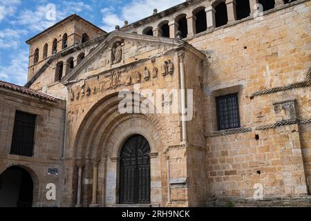 Vue sur la façade principale de la collégiale romane de Santillana del Mar. Banque D'Images