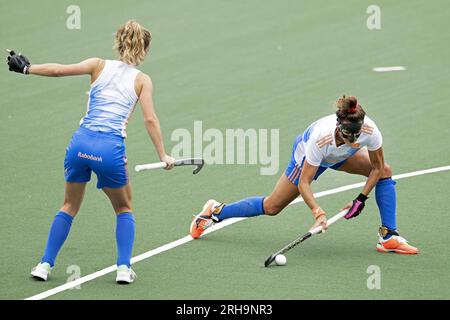 AMSTELVEEN - penalty Corner par Frederique Matla des néerlandaises de hockey féminin lors de la dernière séance d'entraînement avant le championnat d'Europe de hockey à Monchengladbach, en Allemagne. Elle s'entraîne avec un masque pour récupérer d'un nez cassé. ANP OLAF KRAAK Banque D'Images