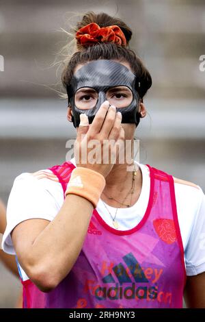 AMSTELVEEN - Frederique Matla des femmes de hockey hollandais lors de la dernière formation avant le championnat d'Europe de hockey à Monchengladbach, Allemagne. Elle s'entraîne avec un masque pour récupérer d'un nez cassé. ANP OLAF KRAAK Banque D'Images