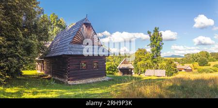 Maison à colombages à la campagne - Maison traditionnelle en bois au Musée du village slovaque, Martin, Slovaquie Banque D'Images