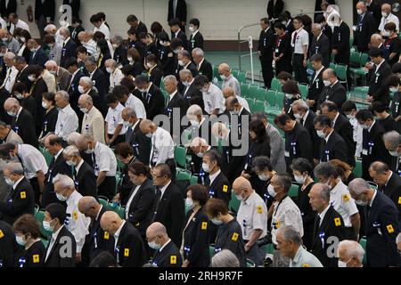 Tokyo, Japon. 15 août 2023. Familles endeuillées de la guerre mort prière silencieuse pendant le service commémoratif pour les morts de la Seconde Guerre mondiale marquant le 78e anniversaire au Nippon Budokan à Tokyo, Japon, le mardi 15 août 2023. Photo de Keizo Mori/UPI crédit : UPI/Alamy Live News Banque D'Images