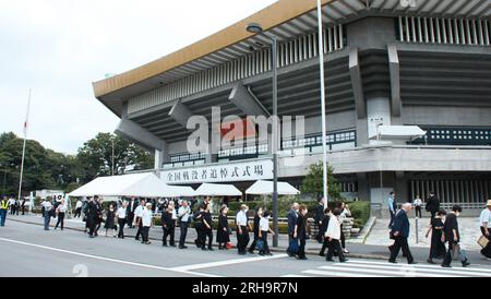 Tokyo, Japon. 15 août 2023. Les familles endeuillées des morts à la guerre sont vues arriver avant le service commémoratif pour les morts à la guerre de la Seconde Guerre mondiale marquant le 78e anniversaire au Nippon Budokan à Tokyo, Japon, le mardi 15 août 2023. Photo de Keizo Mori/UPI crédit : UPI/Alamy Live News Banque D'Images