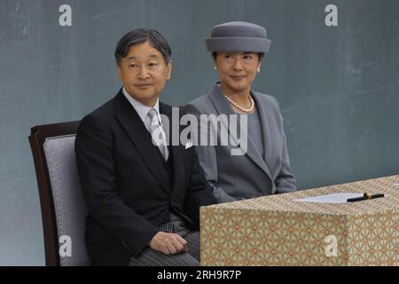 Tokyo, Japon. 15 août 2023. L'Empereur Naruhito (L) et l'Impératrice Masako assistent au service commémoratif des morts de la Seconde Guerre mondiale marquant le 78e anniversaire au Nippon Budokan à Tokyo, Japon, le mardi 15 août 2023. Photo de Keizo Mori/UPI crédit : UPI/Alamy Live News Banque D'Images