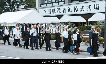 Tokyo, Japon. 15 août 2023. Les familles endeuillées des morts à la guerre sont vues arriver avant le service commémoratif pour les morts à la guerre de la Seconde Guerre mondiale marquant le 78e anniversaire au Nippon Budokan à Tokyo, Japon, le mardi 15 août 2023. Photo de Keizo Mori/UPI crédit : UPI/Alamy Live News Banque D'Images