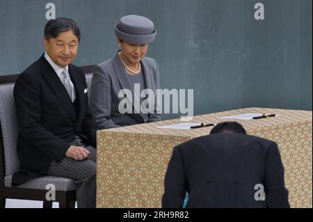 Tokyo, Japon. 15 août 2023. L'Empereur Naruhito (L) et l'Impératrice Masako assistent au service commémoratif des morts de la Seconde Guerre mondiale marquant le 78e anniversaire au Nippon Budokan à Tokyo, Japon, le mardi 15 août 2023. Photo de Keizo Mori/UPI crédit : UPI/Alamy Live News Banque D'Images