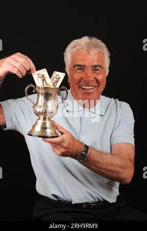 Ancien entraîneur de football Bobby Gould avec une réplique de la FA Cup miniature Banque D'Images