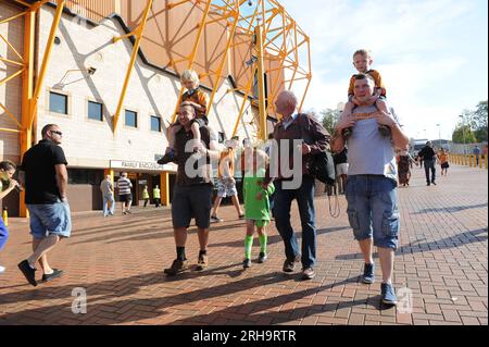 Football fans arrivant à Molineux stadium accueil Wolverhampton Wanderers FC Angleterre Uk Banque D'Images