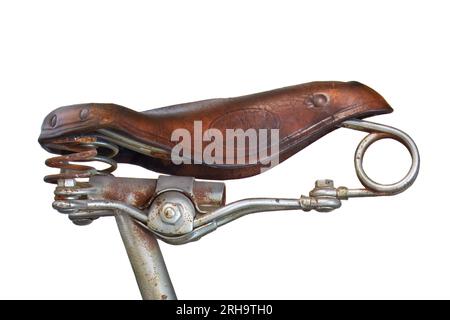 Siège de vélo en cuir brun patiné vintage isolé sur un fond blanc Banque D'Images