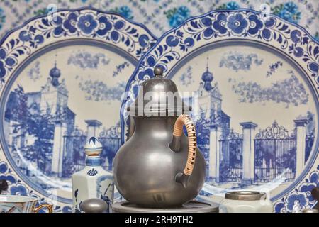 Deventer, pays-Bas - 10 août 2023 : antique bleu Procelain Delftware et boîte de conserve dans l'ancien centre-ville de Deventer, aux pays-Bas Banque D'Images