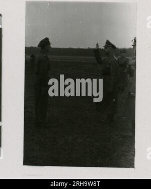 Photographe SS, Hofstäter (1943) Himmler observe l'entraînement au tir d'assaut et aux fourmis-chars. Banque D'Images