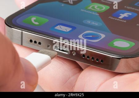 Antalya, Turquie - 15 août 2023. Apple iPhone et chargeur filaire USB-c ou Type-C. L'UE force tous les appareils à utiliser USB-c ou Type-C. Banque D'Images