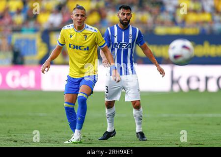 Cadix, Espagne. 14 août 2023. Ivan Alejo de Cadiz et Ruben Duarte de Deportivo Alaves lors du match de Liga entre Cadiz CF et Deportivo Alaves ont joué au Nuevo Mirandilla Stadium le 14 août à Cadiz, Espagne. (Photo Antonio Pozo/PRESSINPHOTO) crédit : PRESSINPHOTO SPORTS AGENCY/Alamy Live News Banque D'Images