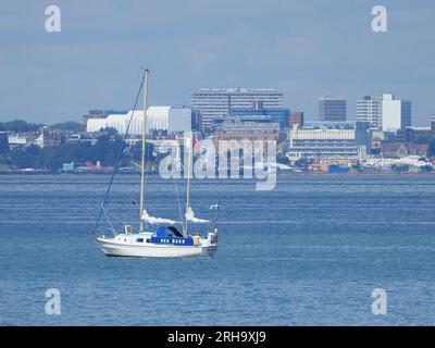 Sheerness, Kent, Royaume-Uni. 15 août 2023. UK Météo : une journée chaude ensoleillée avec un ciel bleu à Sheerness, Kent. Un yacht appelé «Sea Bard» est vu avec le Southend sur la ligne d'horizon de la mer au loin. Crédit : James Bell/Alamy Live News Banque D'Images