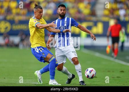 Cadix, Espagne. 14 août 2023. Ruben Duarte de Deportivo Alaves et Ivan Alejo de Cadix lors du match de Liga entre Cadiz CF et Deportivo Alaves ont joué au Nuevo Mirandilla Stadium le 14 août à Cadix, Espagne. (Photo Antonio Pozo/PRESSINPHOTO) crédit : PRESSINPHOTO SPORTS AGENCY/Alamy Live News Banque D'Images