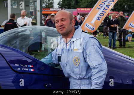 Renaud Ecale, pilote de voltige français, médaillé d'or des Championnats du monde d'acrobatie à Silverstone, Royaume-Uni. 2009. Avec avion Banque D'Images