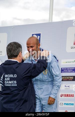 Renaud Ecale vainqueur de la médaille d'or aux Championnats du monde d'acrobatique à Silverstone, Royaume-Uni. Pilote français avec l'équipe Equipe de Voltige. Présentation Banque D'Images