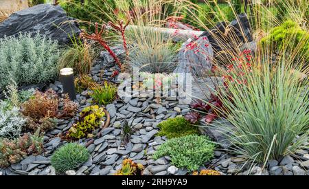 Beau petit jardin Rockery avec éclairage LED installé Banque D'Images