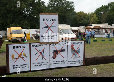 Barnet Gypsy Horse Fair Hertfordshire Royaume-Uni. Panneau d'avertissement No Knives, No Gat Guns, No Chickens, No Birds, No Catapults Signs 2010s 2011 en 1588, la reine Elizabeth I accorde à Bartnet une charte royale pour tenir une foire. HOMER SYKES Banque D'Images