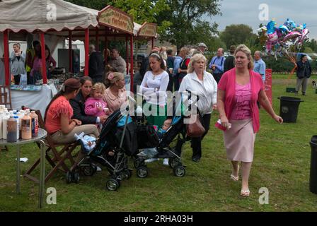 Femmes gitanes, grands-mères mères et bébés dans des landaus. Stands de thé. Barnet Gypsy Horse Fair Hertfordshire Royaume-Uni. années 2010 2011. HOMER SYKES Banque D'Images